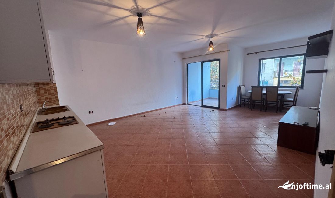 Shtepi ne shitje Apartament ne Tirane, 2+1, Mobilimi E mobiluar, Pagesa 120,000  Euro.