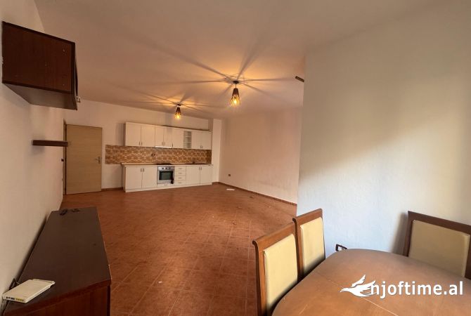 Shtepi ne shitje Apartament ne Tirane, 2+1, Mobilimi E mobiluar, Pagesa 120,000  Euro.