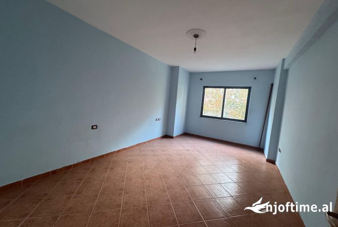 Shtepi ne shitje Apartament ne Tirane, 2+1, Mobilimi E mobiluar, Pagesa 120,000  Euro.