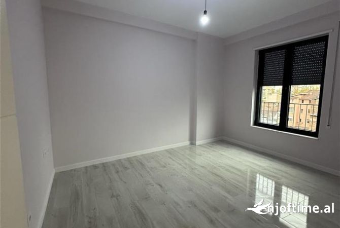 Shtepi ne shitje Apartament ne Tirane, 2+1, Mobilimi Bosh, pa mobiluar, Pagesa 240,000  Euro.