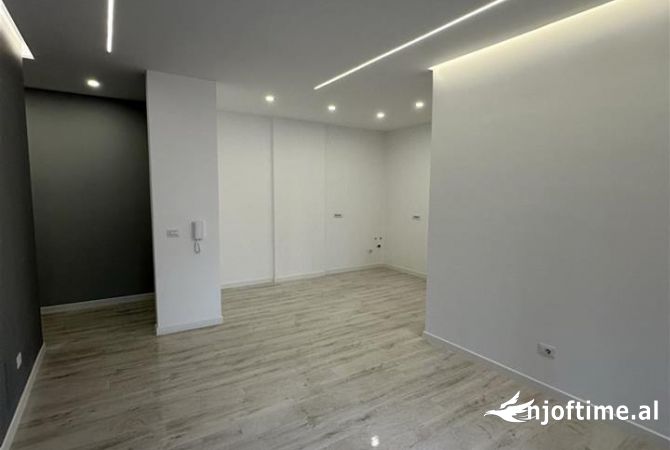 Shtepi ne shitje Apartament ne Tirane, 2+1, Mobilimi Bosh, pa mobiluar, Pagesa 240,000  Euro.