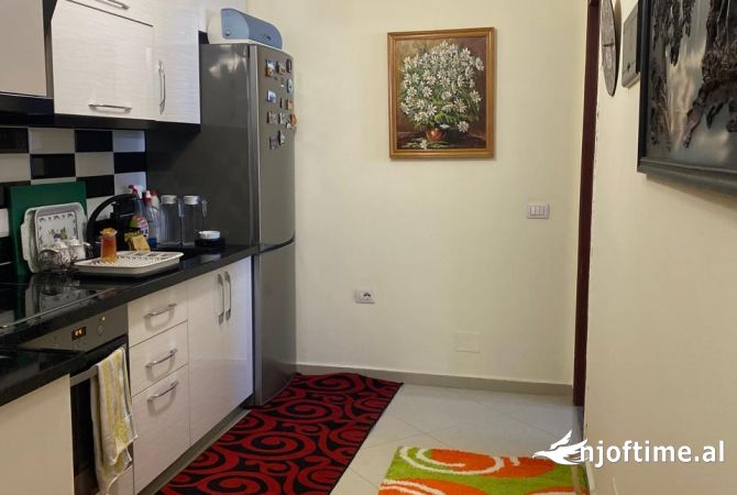 Shtepi ne shitje Apartament ne Tirane, 1+1, Mobilimi E mobiluar, Pagesa 93,000  Euro.