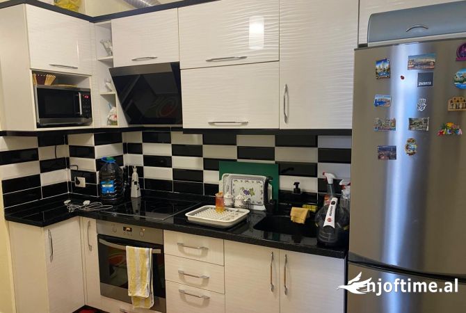 Shtepi ne shitje Apartament ne Tirane, 1+1, Mobilimi E mobiluar, Pagesa 93,000  Euro.