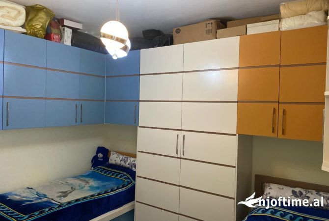 Shtepi ne shitje Apartament ne Tirane, 1+1, Mobilimi E mobiluar, Pagesa 93,000  Euro.