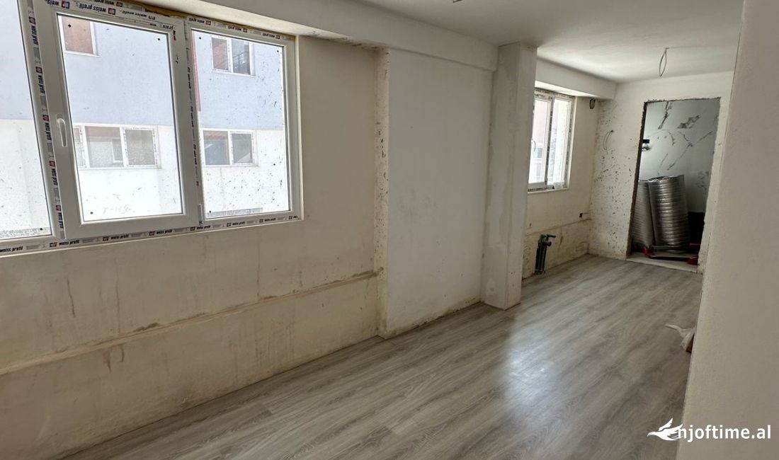 Shtepi ne shitje Apartament ne Tirane, Garsoniere, Mobilimi Bosh, pa mobiluar, Pagesa 53,000  Euro.