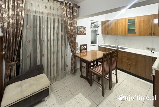 Shtepi me qera Apartament ne Tirane, 2+1, Mobilimi E mobiluar, Pagesa 700  Euro.