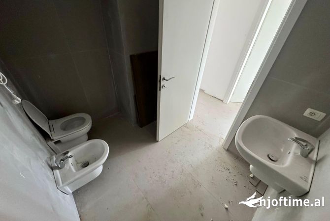 Shtepi me qera Apartament ne Tirane, 2+1, Mobilimi Bosh, pa mobiluar, Pagesa 650  Euro.