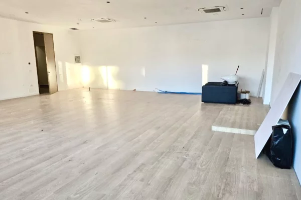 Ambient biznesi me qera 3+1 ne Tirane - 2,380 Euro