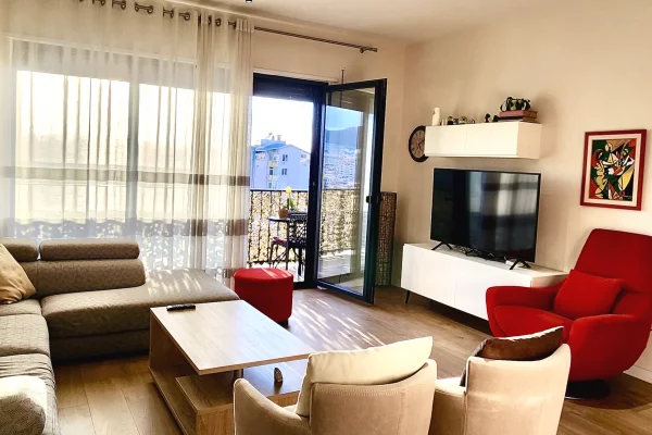 Shtepi me qera 2+1 ne Tirane - 1,100 Euro