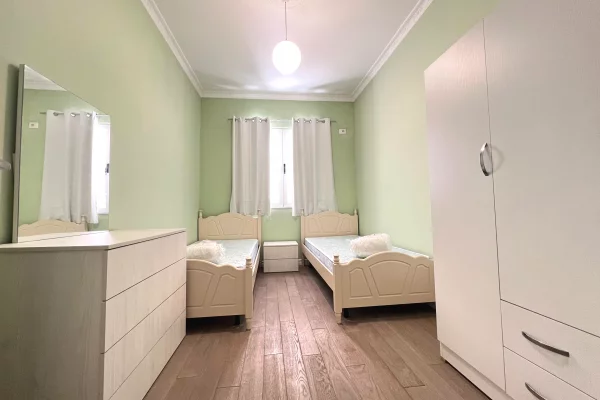 Shtepi me qera Apartament ne Tirane, 2+1, Mobilimi E mobiluar, Pagesa 55,000  Leke.