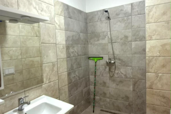 Shtepi me qera Apartament ne Tirane, 2+1, Mobilimi E mobiluar, Pagesa 80,000  Leke.