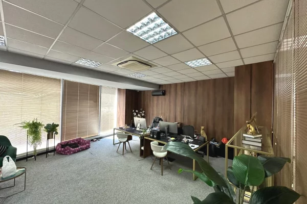 Ambiente Commerciale in Affitto 3+1 a Tirana - 800,000 Leke