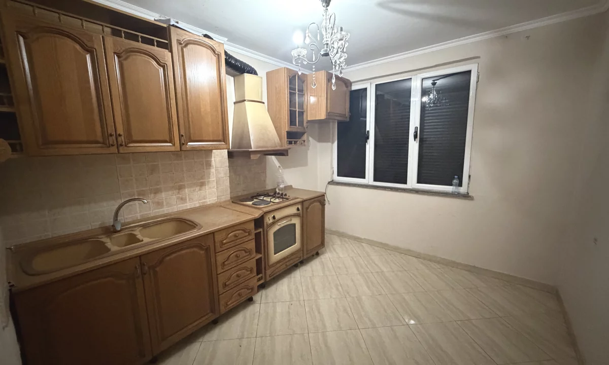 Shtepi me qera Apartament ne Tirane, 3+1, Mobilimi Bosh, pa mobiluar, Pagesa 500  Euro.