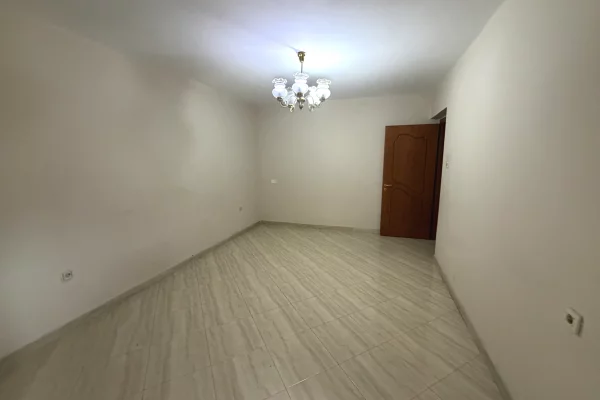 Shtepi me qera Apartament ne Tirane, 3+1, Mobilimi Bosh, pa mobiluar, Pagesa 500  Euro.
