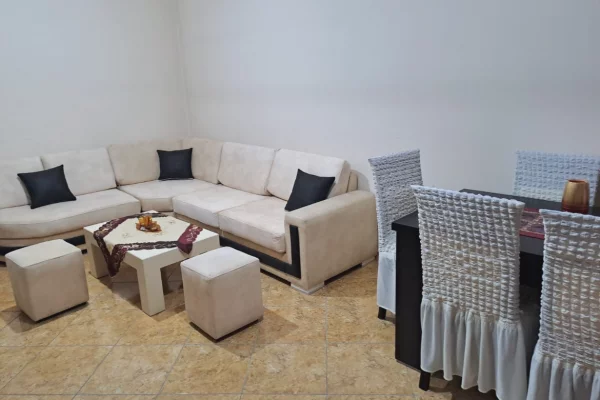 Shtepi me qera Apartament ne Tirane, 2+1, Mobilimi E mobiluar, Pagesa 350  Euro.
