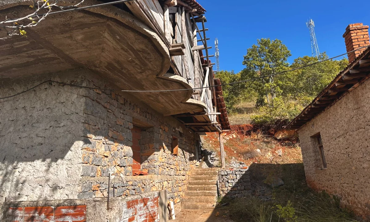 Shtepi ne shitje Shtepi Private ne Pogradec, 1+1, Mobilimi Bosh, pa mobiluar, Pagesa 170,000  Euro.