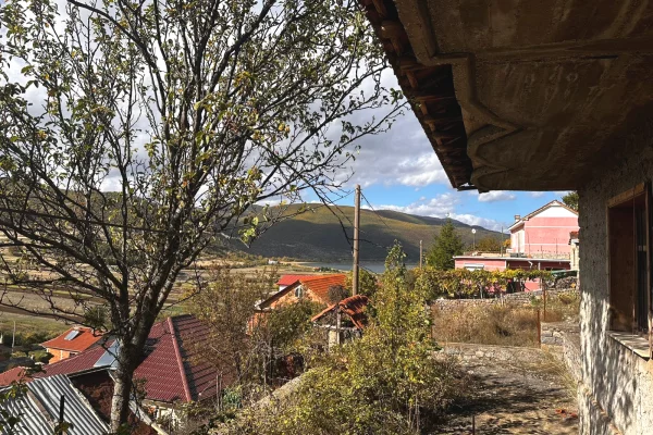 Shtepi ne shitje Shtepi Private ne Pogradec, 1+1, Mobilimi Bosh, pa mobiluar, Pagesa 170,000  Euro.