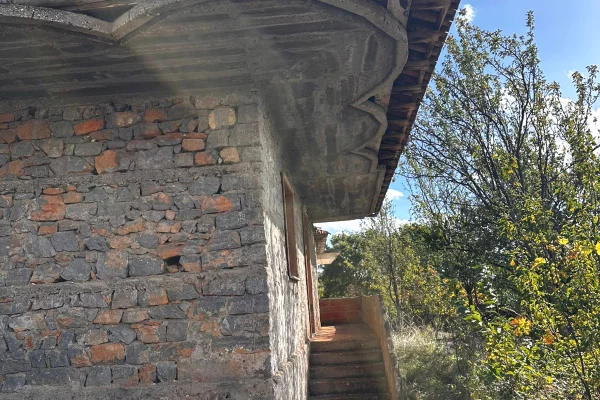 Shtepi ne shitje Shtepi Private ne Pogradec, 1+1, Mobilimi Bosh, pa mobiluar, Pagesa 170,000  Euro.