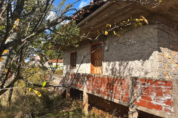 Shtepi ne shitje Shtepi Private ne Pogradec, 1+1, Mobilimi Bosh, pa mobiluar, Pagesa 170,000  Euro.