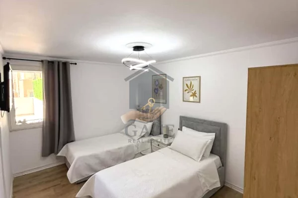 Jepet me qira apartament 2+1 me verandë – Kati i 2-të, me ashensor, pamje nga deti – Ura e Dajlanit
