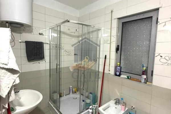 Shtepi ne shitje Apartament ne Durres, 2+1, Mobilimi E mobiluar, Pagesa 165,000  Euro.