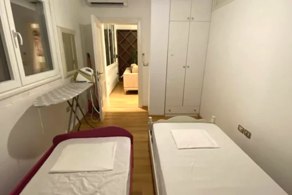 Shitet apartament 2+1 prane Muzeumit, Durrës