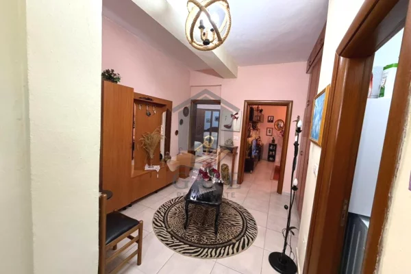 Shitet apartament 2+1+2 ballkone – 86m² neto – Kati 4 (jo i fundit) – Stadiumi, Durrës