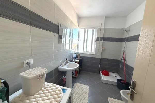 Shtepi me qera Apartament ne Durres, 1+1, Mobilimi E mobiluar, Pagesa 30,000  Leke.