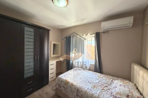 Shtepi ne shitje Apartament ne Durres, 2+1, Mobilimi E mobiluar, Pagesa 125,000  Euro.