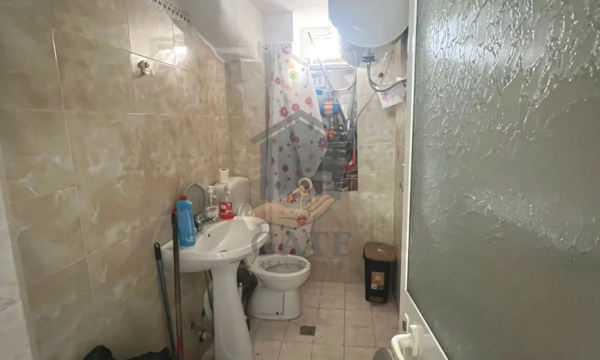 Shitet ambient biznesi,prane Muzeumit, Durres