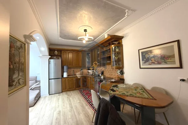 Shtepi ne shitje Apartament ne Durres, 2+1, Mobilimi E mobiluar, Pagesa 180,000  Euro.