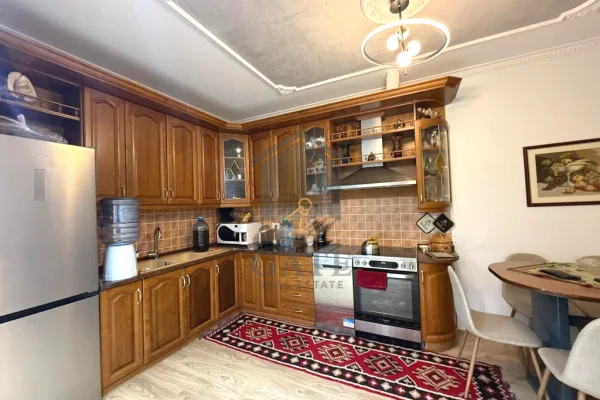 Shtepi ne shitje Apartament ne Durres, 2+1, Mobilimi E mobiluar, Pagesa 180,000  Euro.