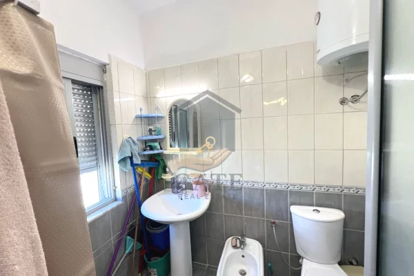 Shtepi ne shitje Apartament ne Durres, Garsoniere, Mobilimi E mobiluar, Pagesa 60,000  Euro.