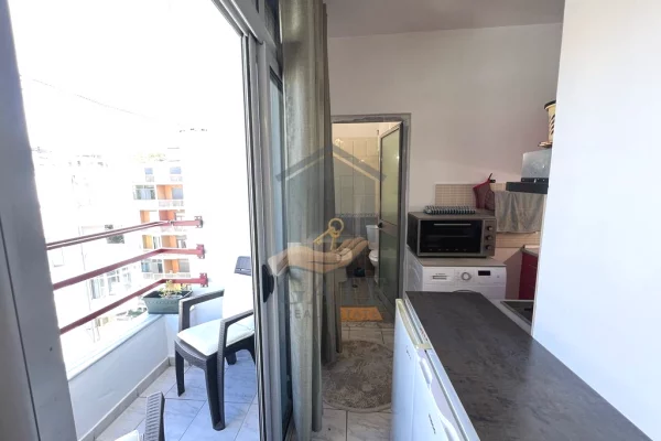 Shtepi ne shitje Apartament ne Durres, Garsoniere, Mobilimi E mobiluar, Pagesa 60,000  Euro.