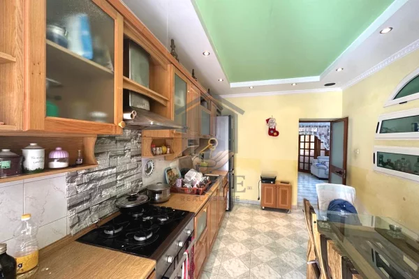 Shtepi ne shitje Apartament ne Durres, 2+1, Mobilimi E mobiluar, Pagesa 114,000  Euro.