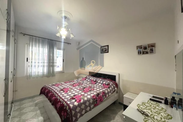 Shtepi ne shitje Apartament ne Durres, 2+1, Mobilimi E mobiluar, Pagesa 114,000  Euro.