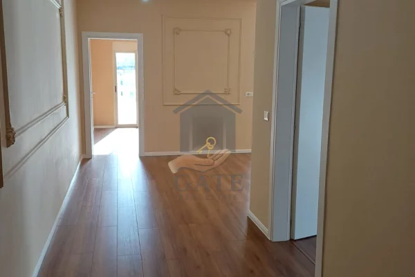 Shtepi ne shitje Apartament ne Durres, 2+1, Mobilimi Bosh, pa mobiluar, Pagesa 140,000  Euro.