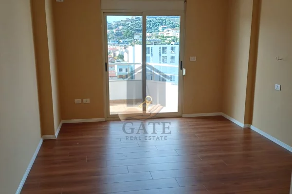 Shtepi ne shitje Apartament ne Durres, 2+1, Mobilimi Bosh, pa mobiluar, Pagesa 140,000  Euro.