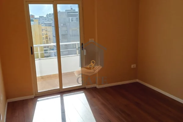 Shtepi ne shitje Apartament ne Durres, 2+1, Mobilimi Bosh, pa mobiluar, Pagesa 140,000  Euro.
