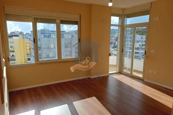 Shtepi ne shitje Apartament ne Durres, 2+1, Mobilimi Bosh, pa mobiluar, Pagesa 140,000  Euro.