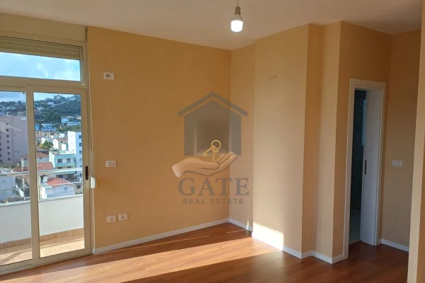 Shtepi ne shitje Apartament ne Durres, 2+1, Mobilimi Bosh, pa mobiluar, Pagesa 140,000  Euro.