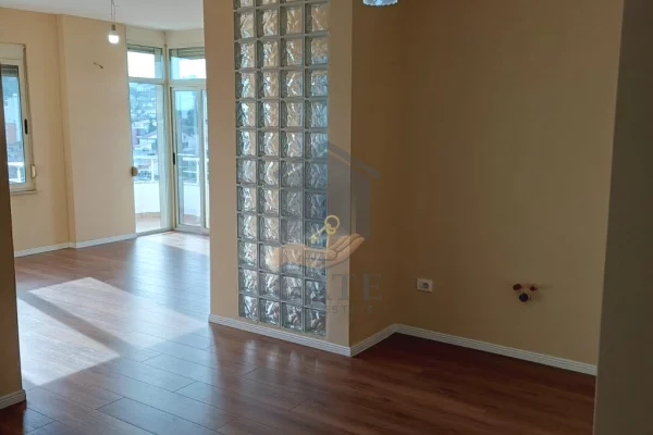 Shtepi ne shitje Apartament ne Durres, 2+1, Mobilimi Bosh, pa mobiluar, Pagesa 140,000  Euro.