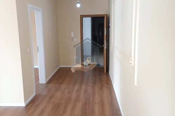 Shtepi ne shitje Apartament ne Durres, 2+1, Mobilimi Bosh, pa mobiluar, Pagesa 140,000  Euro.