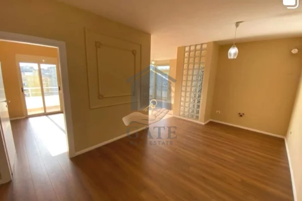 Shtepi ne shitje Apartament ne Durres, 2+1, Mobilimi Bosh, pa mobiluar, Pagesa 140,000  Euro.