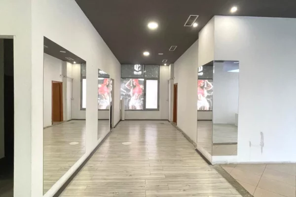 Ambient biznesi ne shitje 3+1 ne Durres - 220,000 Euro