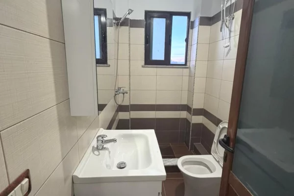 Shtepi me qera Apartament ne Durres, 2+1, Mobilimi E mobiluar, Pagesa 35,000  Leke.
