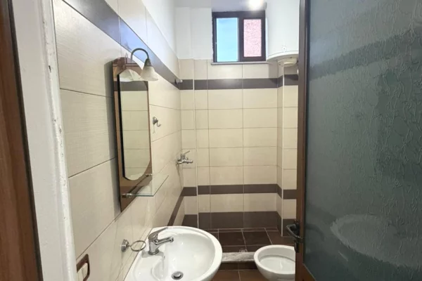 Shtepi me qera Apartament ne Durres, 2+1, Mobilimi E mobiluar, Pagesa 35,000  Leke.