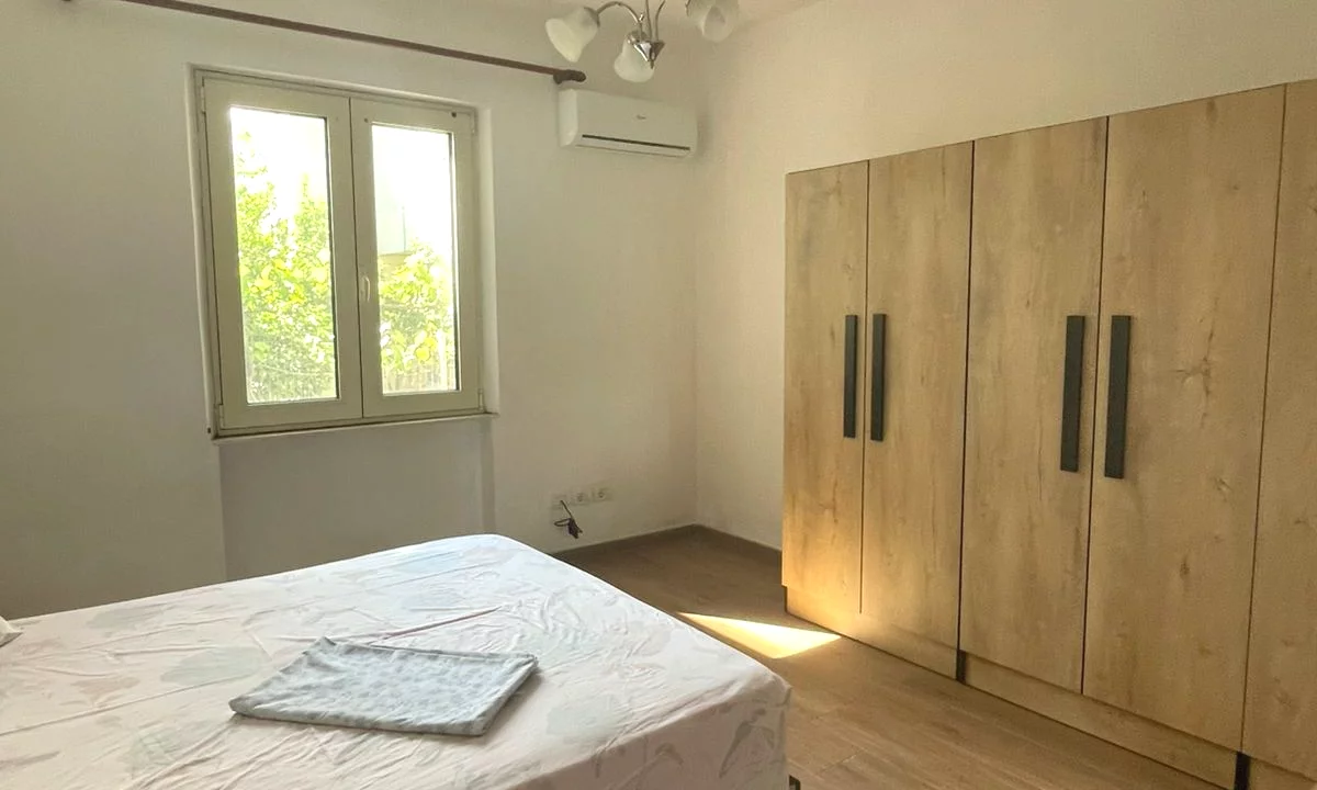 Shtepi me qera Apartament ne Durres, 1+1, Mobilimi E mobiluar, Pagesa 25,000  Leke.