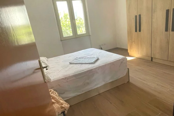 Shtepi me qera Apartament ne Durres, 1+1, Mobilimi E mobiluar, Pagesa 25,000  Leke.