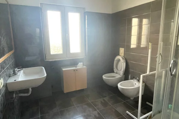 Shtepi me qera Apartament ne Durres, 1+1, Mobilimi E mobiluar, Pagesa 25,000  Leke.